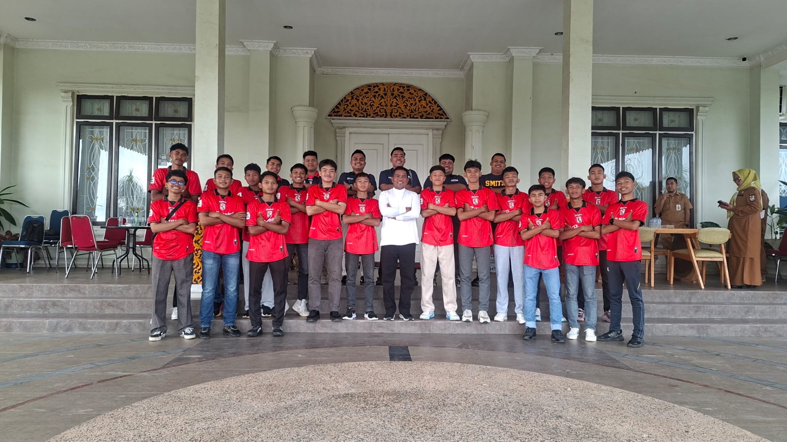 You are currently viewing Bupati Zukri lepas Atlet Futsal Pelalawan ikuti Kejurda Piala Gubernur