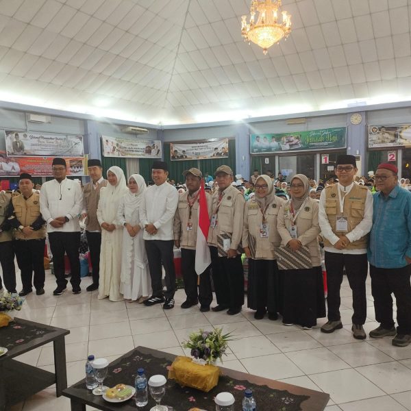 Wabup Husni Tamrin Lepas Keberangkatan 223 Jemaah Calon Haji Pelalawan di Batam