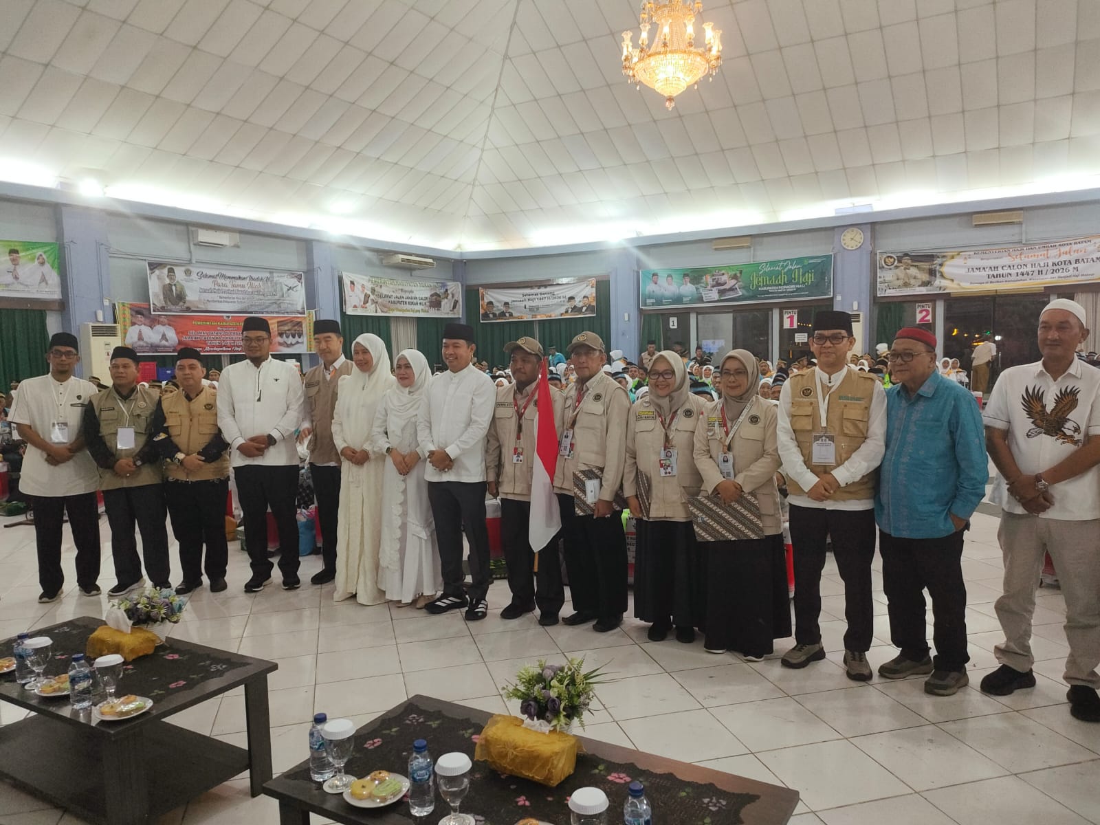 You are currently viewing Wabup Husni Tamrin Lepas Keberangkatan 223 Jemaah Calon Haji Pelalawan di Batam
