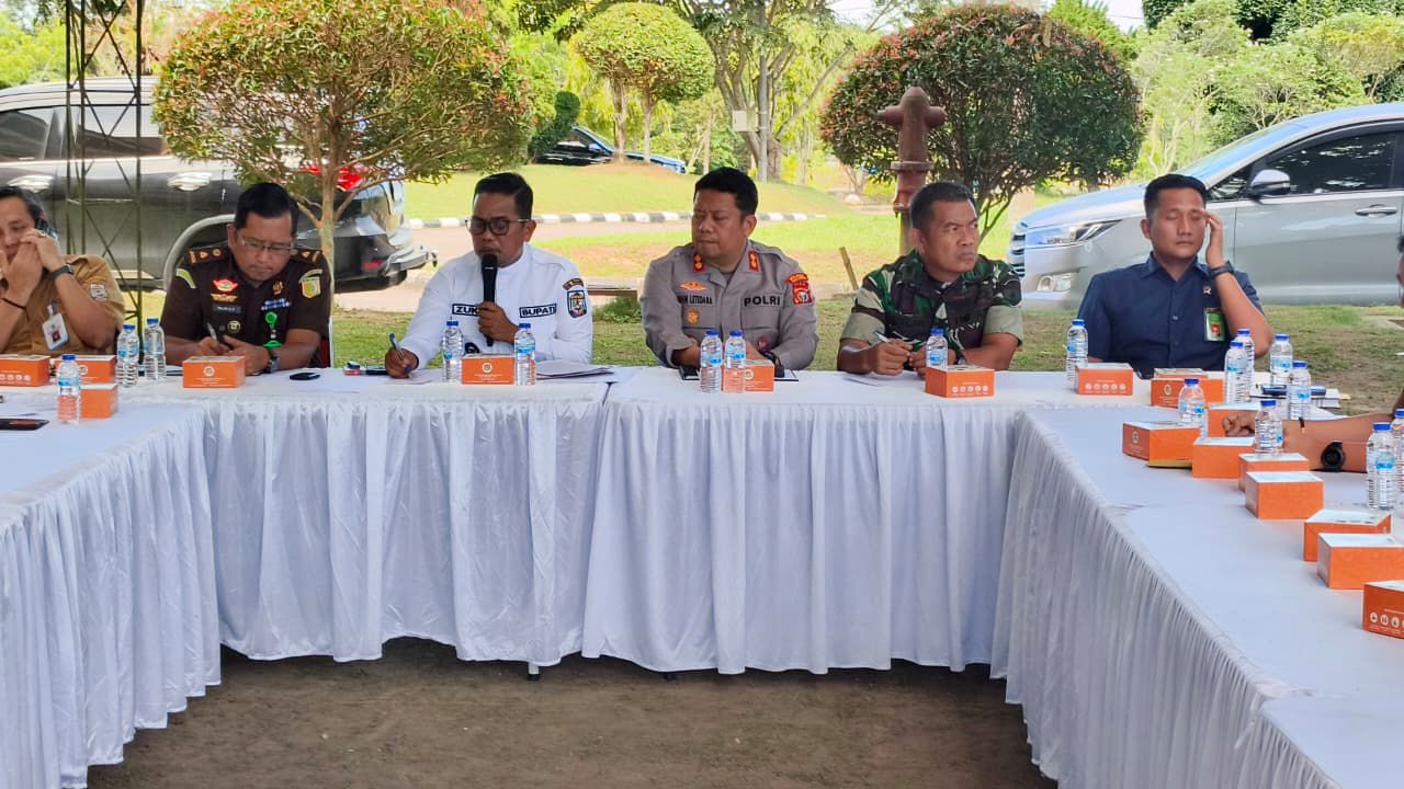 Read more about the article Bupati Pelalawan Pimpin Rapat Terkait Gejolak Harga Sawit, Tegaskan Jangan Rugikan Petani