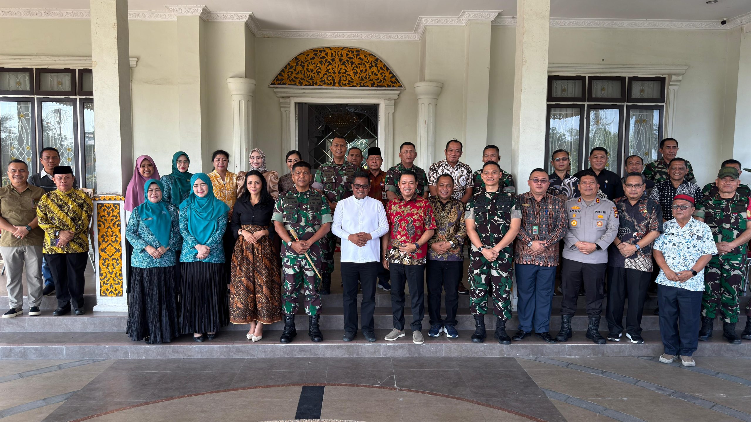 You are currently viewing Bupati dan Wabup Sambut Kunjungan Danrem 031/Wira Bima di Rumah Dinas Bupati