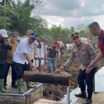 Bupati Pelalawan Dampingi Menteri Lingkungan Hidup Tinjau Pengendalian Karhutla Berbasis Pembasahan Lahan Gambut di Desa Pulau Muda