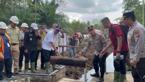 Read more about the article Bupati Pelalawan Dampingi Menteri Lingkungan Hidup Tinjau Pengendalian Karhutla Berbasis Pembasahan Lahan Gambut di Desa Pulau Muda