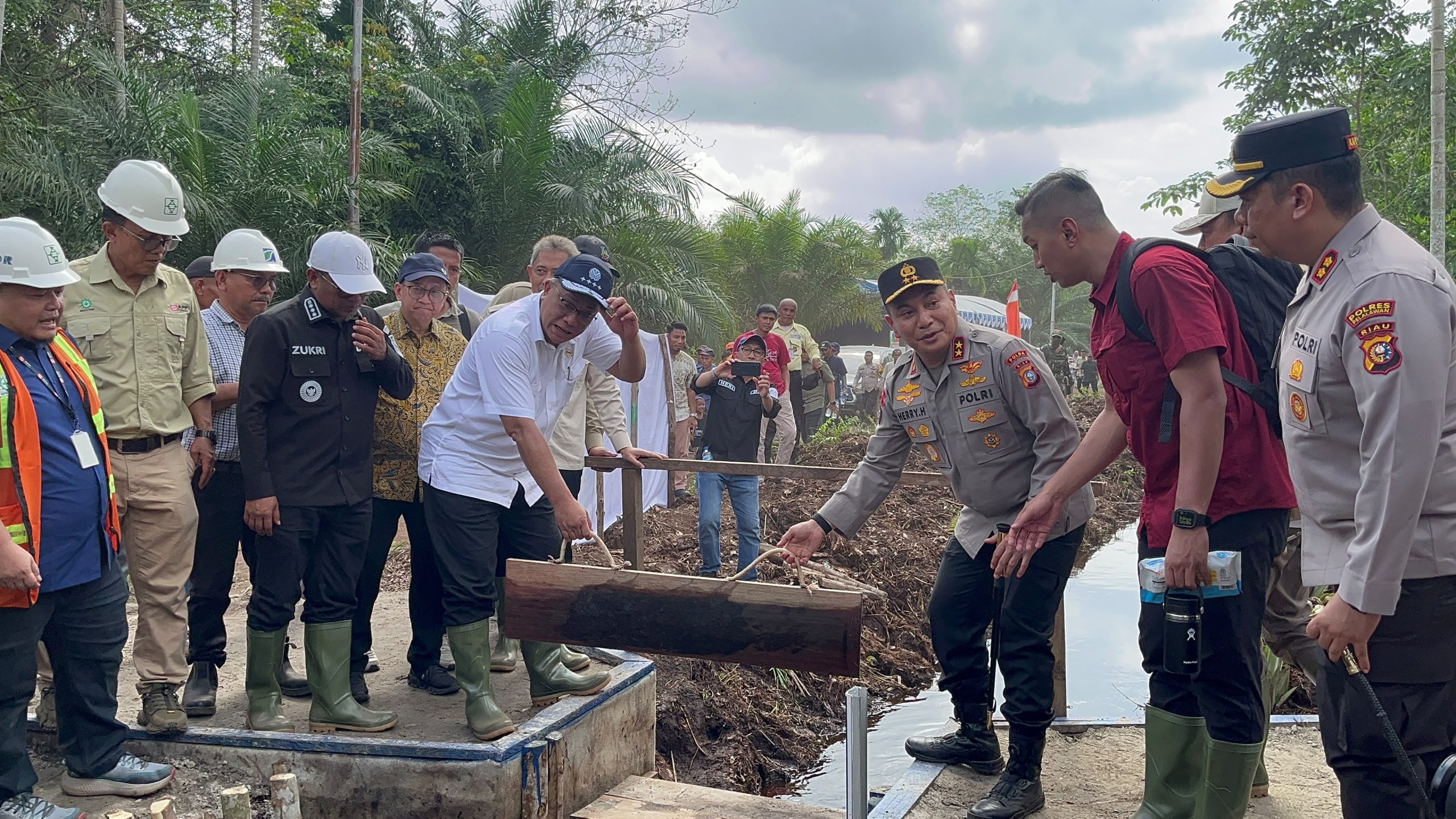 You are currently viewing Bupati Pelalawan Dampingi Menteri Lingkungan Hidup Tinjau Pengendalian Karhutla Berbasis Pembasahan Lahan Gambut di Desa Pulau Muda