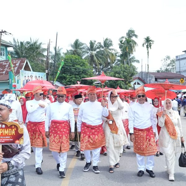 Bupati Pelalawan Ikuti Pawai Ta’aruf MTQ ke-44 Tingkat Provinsi Riau di Kuansing