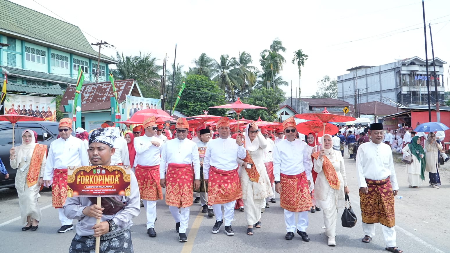 You are currently viewing Bupati Pelalawan Ikuti Pawai Ta’aruf MTQ ke-44 Tingkat Provinsi Riau di Kuansing
