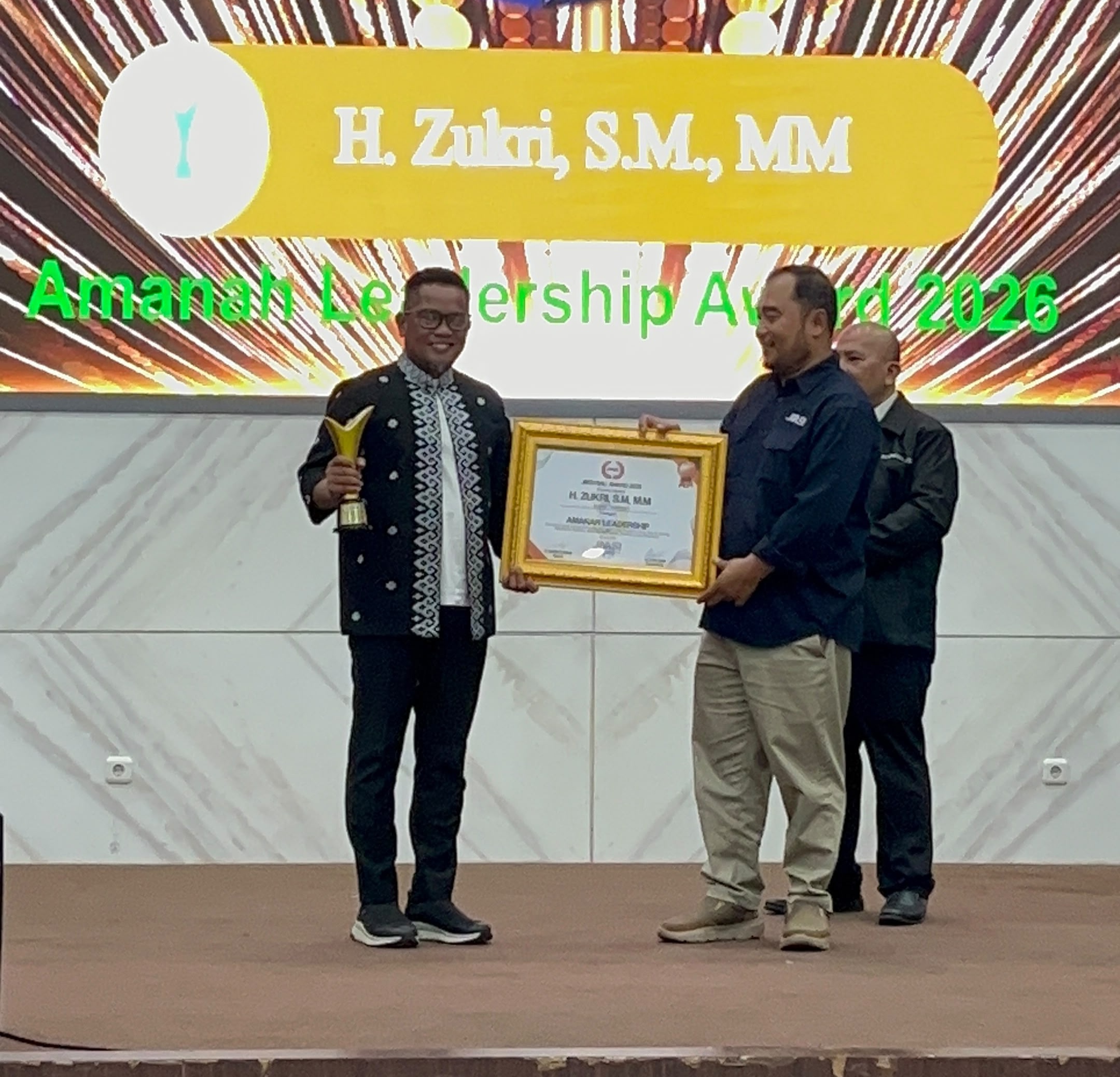 You are currently viewing Bupati Zukri Raih Penghargaan Leadership Award 2026