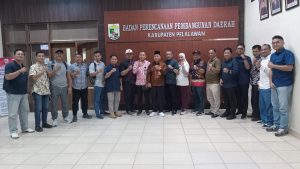 Read more about the article Asisten II Pimpin Rapat Koordinasi Progres Pembangunan Infrastruktur Strategis melalui Dukungan CSR Perusahaan Di Kabupaten Pelalawan
