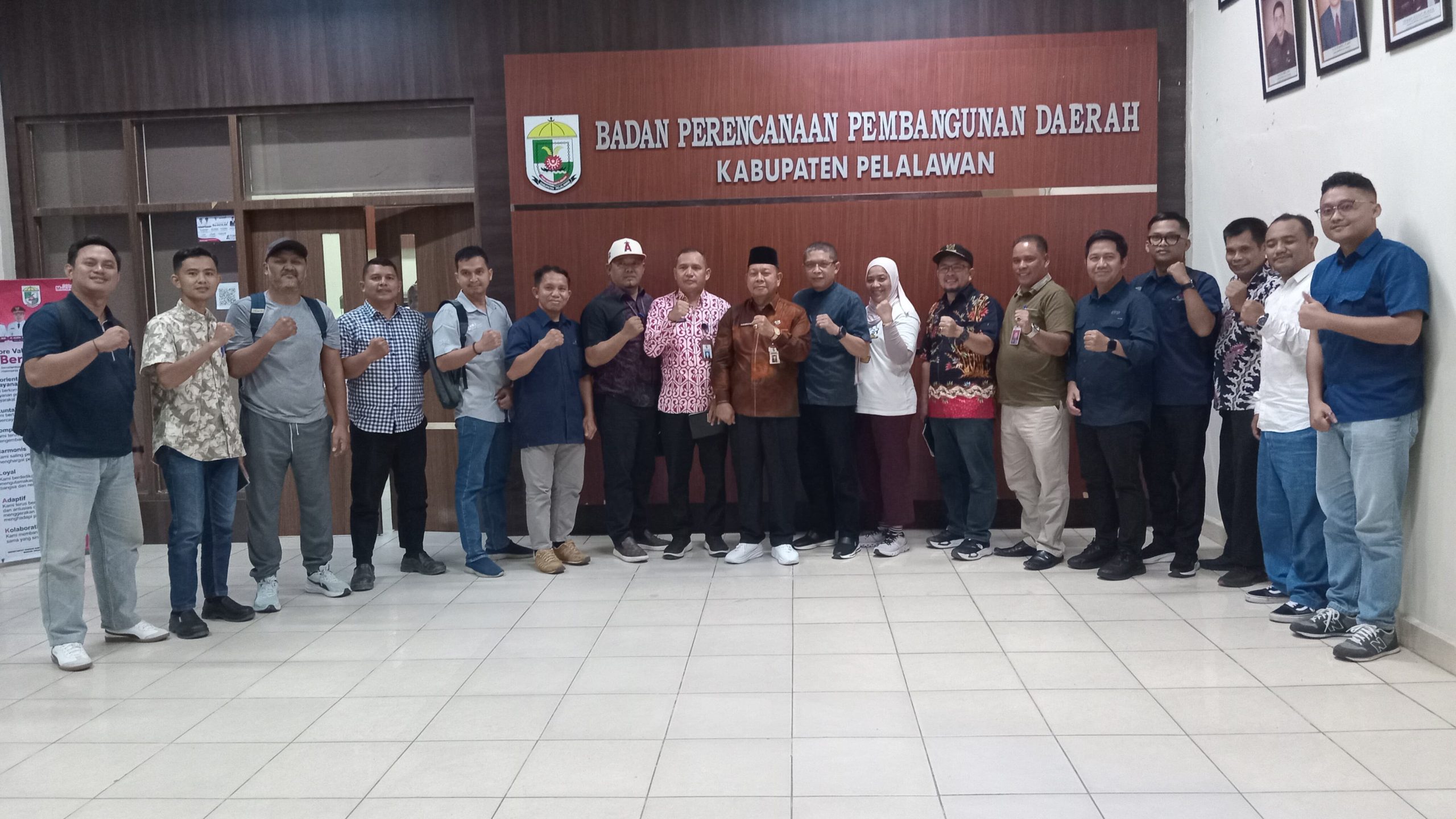 You are currently viewing Asisten II Pimpin Rapat Koordinasi Progres Pembangunan Infrastruktur Strategis melalui Dukungan CSR Perusahaan Di Kabupaten Pelalawan