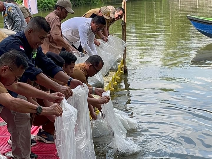 Read more about the article Bupati Zukri Restocking 30 Ribu Bibit Ikan Patin