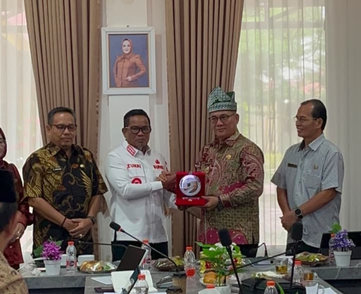 You are currently viewing Bupati Zukri Terima Kunjungan Kerja Pemkab Nias Selatan, Paparkan Strategi Optimalisasi PAD