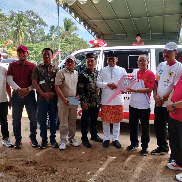 Bupati Pelalawan Serahkan Secara Simbolis 1 Unit Ambulance